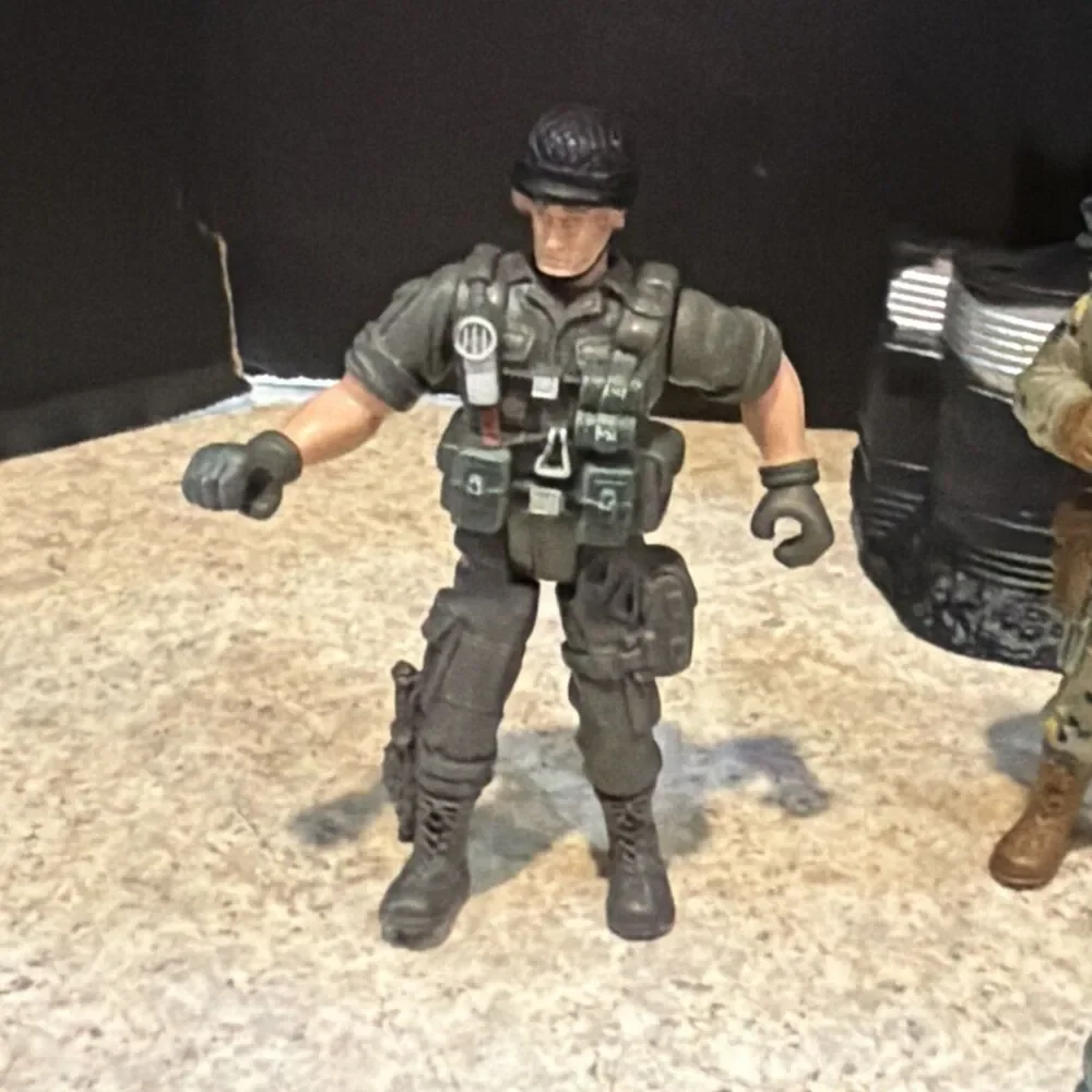 Military Action Figure Lot 5 Soldiers + Oil Drum Stand & 4 Sandbags 4” Toys